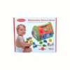 caja-casa-didactica-de-madera-para-el-aprendizaje-de-bebes-y-niños-thebukids (1) Casa de madera didáctica "Wisdom House" con sus bloques de colores y un bebé jugando al lado, mostrando su uso como juguete educativo.
