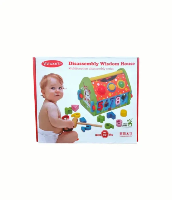 caja-casa-didactica-de-madera-para-el-aprendizaje-de-bebes-y-niños-thebukids (1) Casa de madera didáctica "Wisdom House" con sus bloques de colores y un bebé jugando al lado, mostrando su uso como juguete educativo.