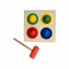 caja-mesa-con-bolas-y-martillo-juguete-de-madera-montessori-para-el-desarrollo-cognitivo-en-bebes-y-niños-thebukids-aerea Juguete Hammer Base con base de madera, bolas de colores y martillo para niños, ideal para desarrollo motriz y coordinación.