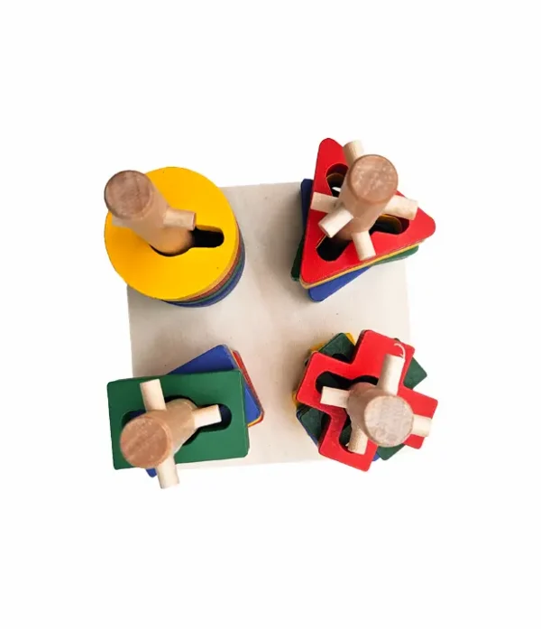 juego-dicactico-con-figuras-de-madera-para-encaje-de-cuatro-puntos-thebukids-aerea (1) Juguete educativo de madera con base y columnas para encajar figuras geométricas coloridas