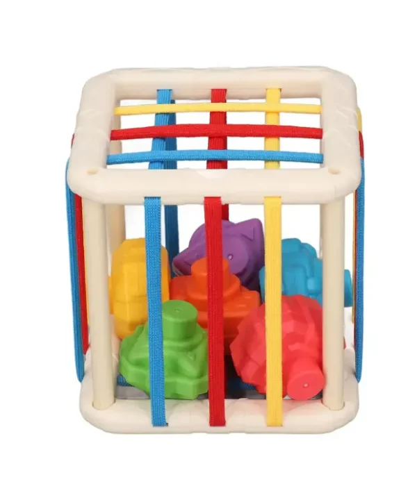 cubo-clasificador-formas-sensorial-bebe-3.jpg Vista frontal del cubo clasificador de formas sensorial para bebés, marca Cecile
